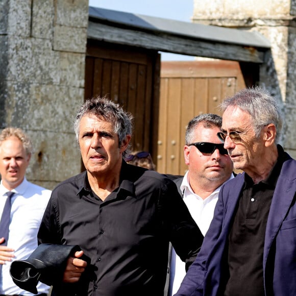 Julien Clerc et Alain Chamfort aux obsèques civiles du journaliste Gérard Leclerc au cimetière des Trois-Moutiers à Loudun, dans la Vienne, France, le 24 août 2023; dont son père avait longtemps été le maire et où il avait lui-même siégé au conseil municipal. Le journaliste est mort dans un accident d'avion touristique qui s'est écrasé le 15 août. © Dominique Jacovides/Bestimage