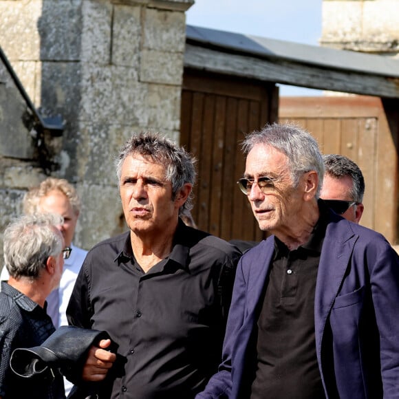 Julien Clerc et Alain Chamfort aux obsèques civiles du journaliste Gérard Leclerc au cimetière des Trois-Moutiers à Loudun, dans la Vienne, France, le 24 août 2023; dont son père avait longtemps été le maire et où il avait lui-même siégé au conseil municipal. Le journaliste est mort dans un accident d'avion touristique qui s'est écrasé le 15 août. © Dominique Jacovides/Bestimage