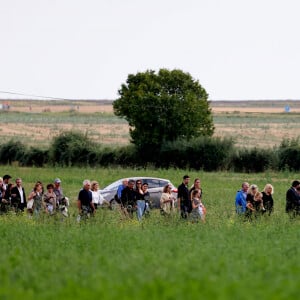 Les membres de la famille et les proches aux obsèques civiles du journaliste Gérard Leclerc au cimetière des Trois-Moutiers à Loudun, dans la Vienne, France, le 24 août 2023; dont son père avait longtemps été le maire et où il avait lui-même siégé au conseil municipal. Le journaliste est mort dans un accident d'avion touristique qui s'est écrasé le 15 août. © Dominique Jacovides/Bestimage