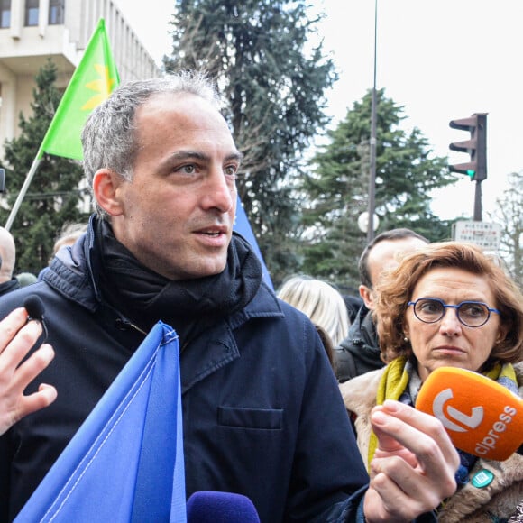 "Ma mère nous a quittés hier, après des mois de lutte acharnée contre la maladie. J'étais à son chevet, comme toutes ces dernières semaines, et elle est partie apaisée, dans une esquisse de sourire triste et beau".
Le candidat EELV (Europe Ecologie Les Verts) à l'élection présidentielle 2022, Yannick Jadot et Raphaël Glucksmann assistent au rassemblement en solidarité avec le peuple Ukrainien, à Paris, France, le 22 février 2022. © Baptiste Autissier/Panoramic/Bestimage
