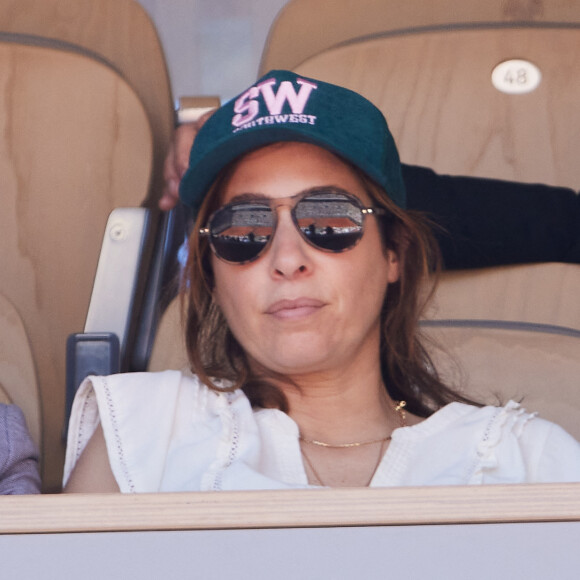 Léa Salamé en tribunes avec son fils Gabriel, né en 2017, ainsi que de son beau-fils de 11 ans, Alexandre en tribunes lors des Internationaux de France de tennis de Roland Garros 2023 à Paris, France, le 3 juin 2023. © Cyril Moreau/Bestimage