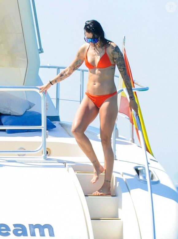 En vacances, elle a fait un tatouage qui fait jaser
Jennifer Hermoso - L'équipe d'Espagne fête sa victoire lors de la Coupe du monde féminine à Ibiza, sur un énorme yacht.