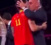 Auteur d'un baiser forcé sur Jennifer Hermoso, il a créé la polémique

Après son geste très polémique lorsqu'il embrasse sur la bouche la joueuse de football espagnole Jennifer Hermoso lors de la remise des prix lors de la finale de la coupe de la coupe du monde de football féminine entre l'Epsagne et l'Angleterre ( à 1 mètre de la reine Letizia d'Espagne et de sa fille la princesse Sofia) , le président de la fédération espagnole de football Luis Rubiales a une nouvelle fois choqué dans une autre vidéo où on le voit se tenir les parties génitales en signe de victoire. © Capture TV via Bestimage