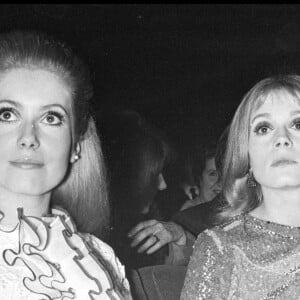 Un duo soudé, hélas séparé en 1967 suite à la mort de Françoise Dorléac dans un accident. 
Catherine Deneuve et Françoise Dorléac lors de l'avant-première du film Les Demoiselles de Rochefort en 1967 à Paris