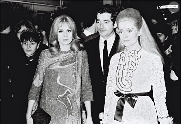 Catherine Deneuve, Jacques Demy et Françoise Dorléac lors de l'avant-première du film Les Demoiselles de Rochefort en 1967 à Paris