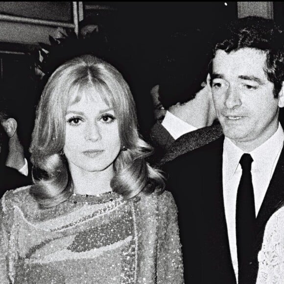 Catherine Deneuve, Jacques Demy et Françoise Dorléac lors de l'avant-première du film Les Demoiselles de Rochefort en 1967 à Paris