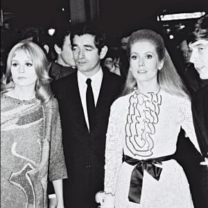 Un combat remporté à l'époque par Catherine Deneuve, à l'affiche d'un film de Jacques Demy.
Catherine Deneuve, Jacques Demy et Françoise Dorléac à la première du film Les Demoiselles de Rochefort en 1967