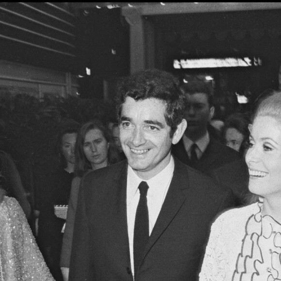 Catherine Deneuve, Jacques Demy, David Bailey et Françoise Dorléac à la première du film Les Demoiselles de Rochefort en 1967