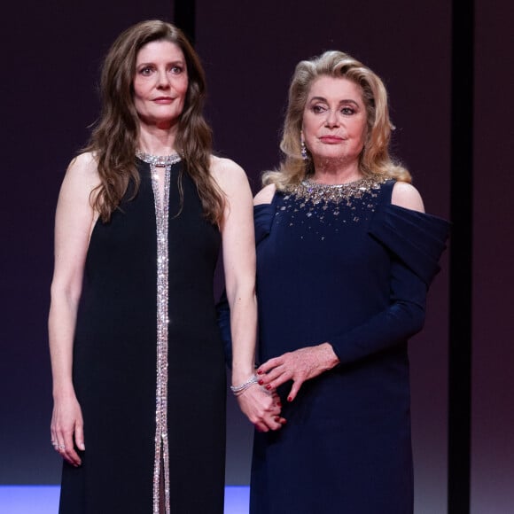 Mais la mère de Chiara Mastroianni est là pour soutenir sa soeur, et souffre avec elle.
Chiara Mastroianni (maîtresse de cérémonie) et sa mère Catherine Deneuve - Cérémonie d'ouverture du 76ème Festival International du Film de Cannes, au Palais des Festivals à Cannes. Le 16 mai 2023. © Borde-Jacovides-Moreau / Bestimage 