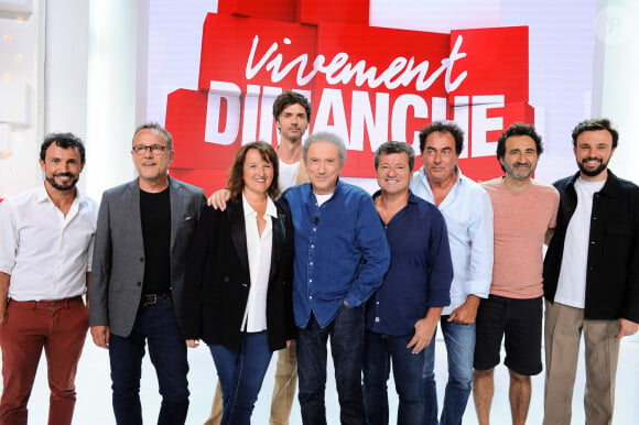 Et ils ont rapporté que l'animateur avati été placé "sous haute surveillance".
Exclusif - Willy Rovelli, Emmanuel Chaunu, Anne Roumanoff, David Jarre, Michel Drucker, Francis Ginibre, Eric Carriere, Mathieu Madenian et Tom Villa - Enregistrement de l'émission Vivement Dimanche au Studio Gabriel à Paris ; diffusée le 27 août 2023. © Guillaume Gaffiot / Bestimage