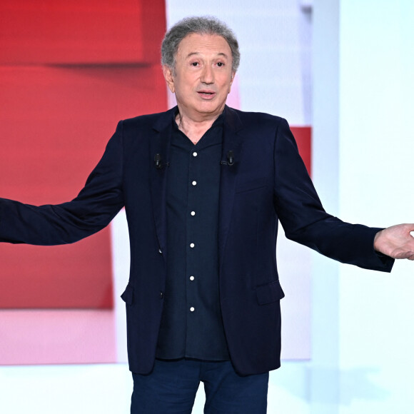 Exclusif - Michel Drucker - Enregistrement de l'émission "Vivement Dimanche" au Studio Gabriel, présentée par M.Drucker, et diffusée sur France 3, de 13h30 à 15h, le 28 août © Guillaume Gaffiot / Bestimage