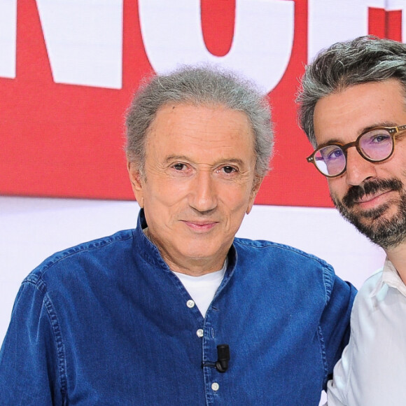 Exclusif - Michel Drucker et Stéphane Sitbon Gomez, Directeur des antennes et des programmes chez France Télévisions - Enregistrement de l'émission Vivement Dimanche au Studio Gabriel à Paris ; diffusée le 27 août 2023. © Guillaume Gaffiot / Bestimage 