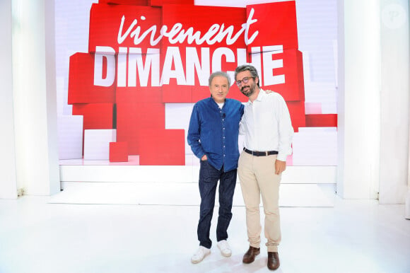 Exclusif - Michel Drucker et Stéphane Sitbon Gomez, Directeur des antennes et des programmes chez France Télévisions - Enregistrement de l'émission Vivement Dimanche au Studio Gabriel à Paris ; diffusée le 27 août 2023. © Guillaume Gaffiot / Bestimage  Exclusive - No Web en Suisse / Belgique Recording of the programme Vivement Dimanche at Studio Gabriel in Paris; broadcast on 27 August 2023 