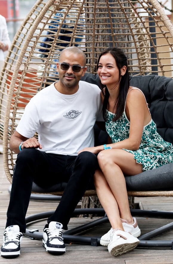 Tony Parker et sa compagne Alizé Lim au village lors des Internationaux de France de tennis de Roland Garros 2023, à Paris, France, le 11 juin 2023. © Jacovides-Moreau/Bestimage