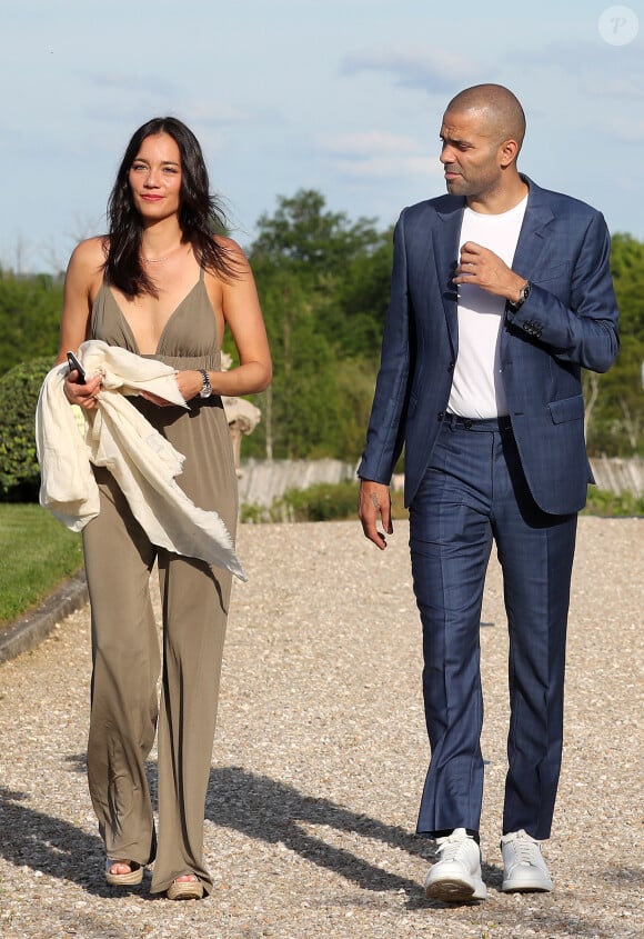 Tony Parker et sa compagne Alizé Lim lors de la fête de la fleur et l'intronisation de personnalités commandeurs et ambassadeurs par la Commanderie du Bontemps au Château Smith Haut Lafitte à Martillac le 27 avril 2023. © Fabien Cottereau / Patrick Bernard / Bestimage