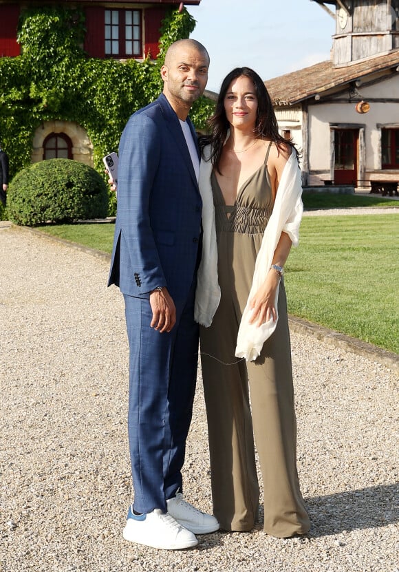 Tony Parker et sa compagne Alizé Lim lors de la fête de la fleur et l'intronisation de personnalités commandeurs et ambassadeurs par la Commanderie du Bontemps au Château Smith Haut Lafitte à Martillac le 27 avril 2023. © Fabien Cottereau / Patrick Bernard / Bestimage