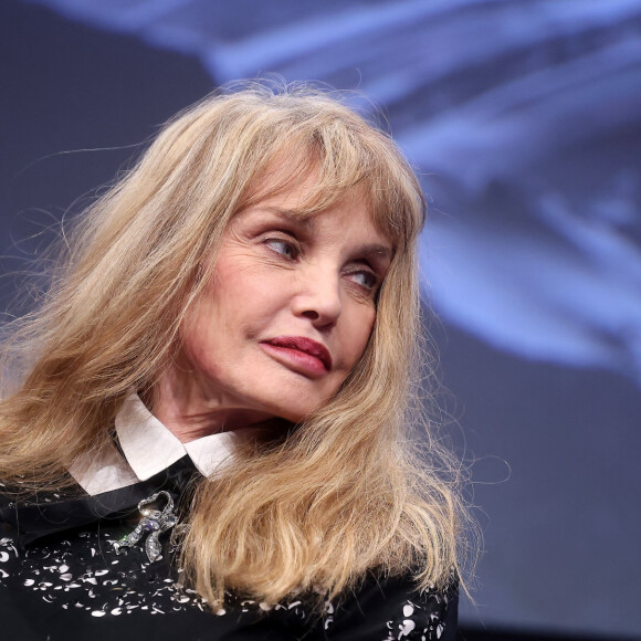 Un choix qu'elle a toujours entièrement assumé.
Arielle Dombasle lors de la cérémonie d'ouverture du 26ème festival international du film de comédie de l'Alpe d'Huez le 16 janvier 2023. © Dominique Jacovides / Bestimage 