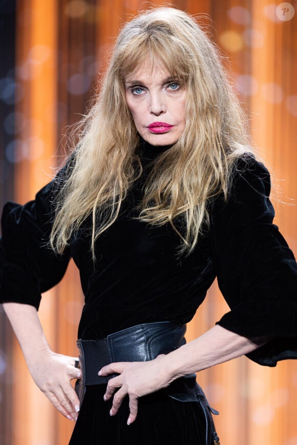 Exclusif - Arielle Dombasle - Jour 2 - Enregistrement de l'émission "La Fine Equipe : Le retour !" à Paris, diffusée le 14 janvier sur France 2. Le 4 novembre 2022 © Cyril Moreau-Tiziano Da Silva / Bestimage