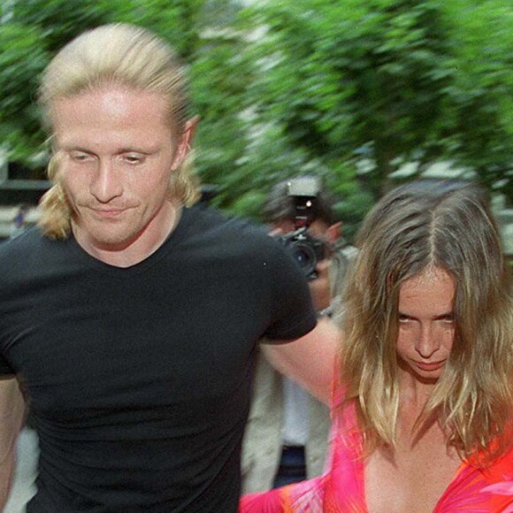 Sur le cliché, on peut voir l'ex d'Emmanuel Petit de dos, en train de monter les escaliers d'une superbe demeure
 
Archives - Emmanuel Petit et son ex femme Agathe de La Fontaine.