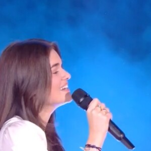 Lou-Agathe aux côtés d'Amir lors de la grande finale de The Voice Kids