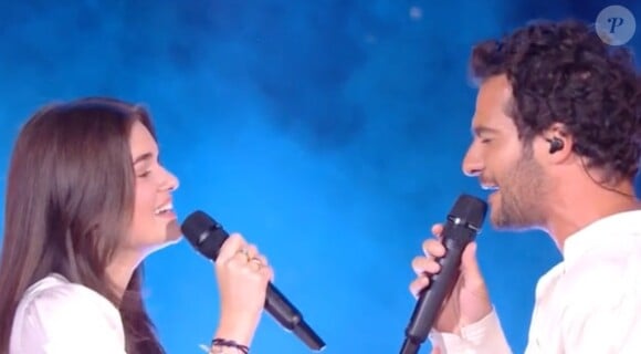 Lou-Agathe aux côtés d'Amir lors de la grande finale de The Voice Kids