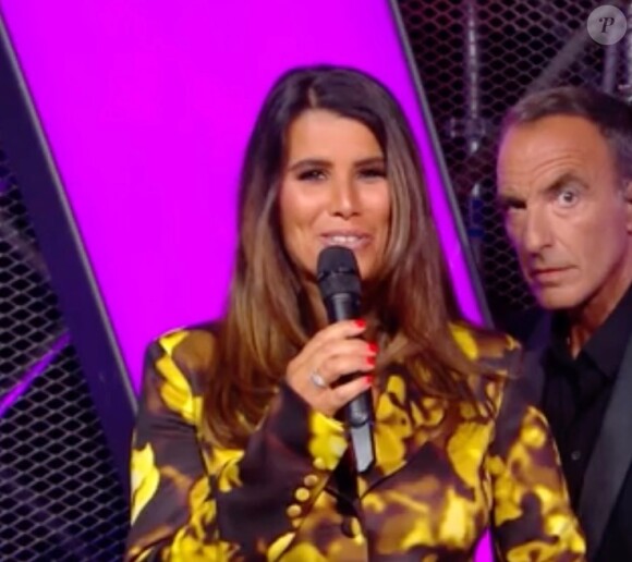 Si son timbre de voix à hypnotisé les foules, une toute autre personne a également suscité les passions... En raison de son style vestimentaire ! Son nom ? Karine Ferri.