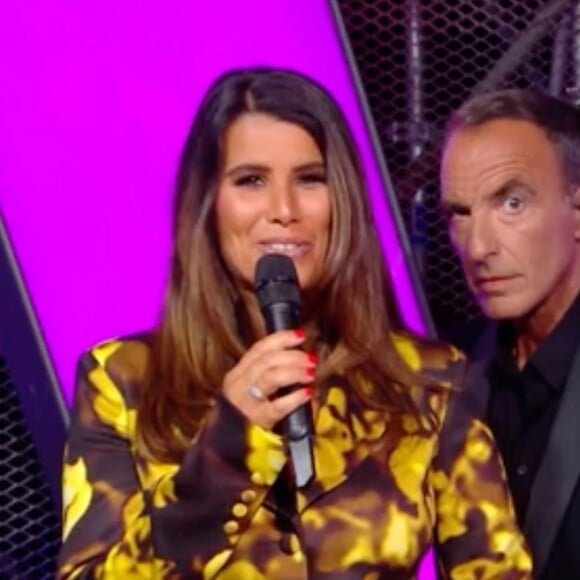 Si son timbre de voix à hypnotisé les foules, une toute autre personne a également suscité les passions... En raison de son style vestimentaire ! Son nom ? Karine Ferri.