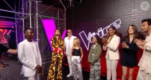 Karine Ferri aux côtés des finalistes et autres stars conviées pour la grande finale de The Voice Kids.