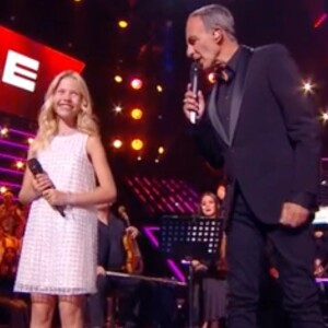 Lucie aux côtés de Nikos Aliagas dans The Voice Kids