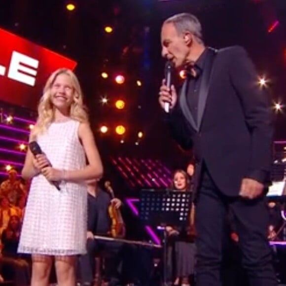 Lucie aux côtés de Nikos Aliagas dans The Voice Kids
