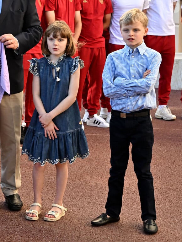 Le prince Albert II de Monaco, avec ses enfants le prince héréditaire Jacques et la princesse Gabriella, a reçu au Palais l'équipe de football de l'académie de l'A.S. Monaco vainqueur de la coupe Gambardella Crédit Agricole, le 3 juin 2023. L'A.S.M. U-18 a remporté la finale face à Clermont par 4 buts à 2, au Stade de France, le 29 avril. Organisée depuis la saison 1954-1955, la Coupe Gambardella - Crédit Agricole, nom donné en hommage à l'ancien président de la FFF décédé en 1953, a longtemps été baptisée Coupe de France des Juniors. Elle a toujours été ouverte aux jeunes joueurs de moins de 19 ans (U18 depuis la saison 2019-2020). C'est la 5ème fois que les monégasque remporte cette coupe. © Bruno Bebert/Bestimage 