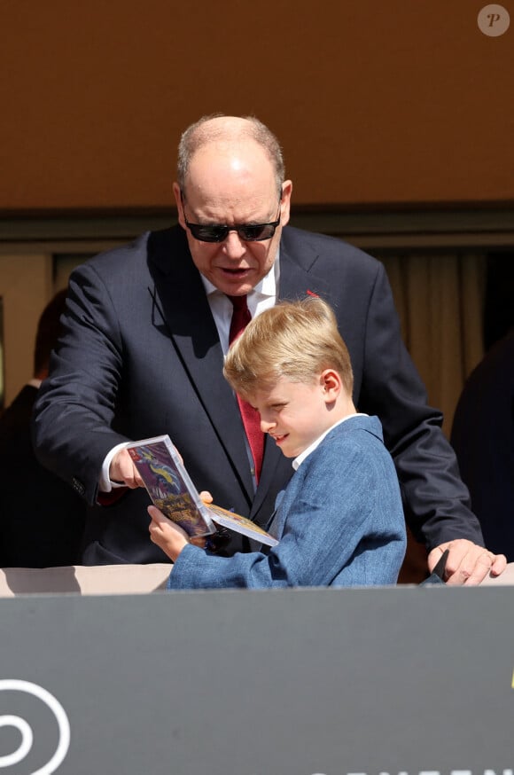 Le prince Albert II de Monaco et son fils le prince Jacques de Monaco lors de l' édition 2023 du Tournoi Sainte Dévote de Rugby au Stade Louis II à Monaco le 22 avril 2023. © Claudia Albuquerque/ Pool Monaco / Bestimage 