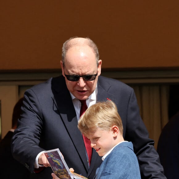 Le prince Albert II de Monaco et son fils le prince Jacques de Monaco lors de l' édition 2023 du Tournoi Sainte Dévote de Rugby au Stade Louis II à Monaco le 22 avril 2023. © Claudia Albuquerque/ Pool Monaco / Bestimage 