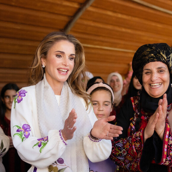 Rania de Jordanie - Visite à Hawar, Irbid en Jordanie 30 août 2023.