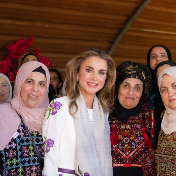 Rania de Jordanie - Visite à Hawar, Irbid en Jordanie 30 août 2023.