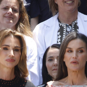 La reine Letizia d'Espagne et la reine Rania de Jordanie à leur arrivée à la visite des écoles-ateliers Patrimonio Nacional et des ateliers d'emploi au Palais Royal à Madrid, Espagne, le 19 juin 2023. 