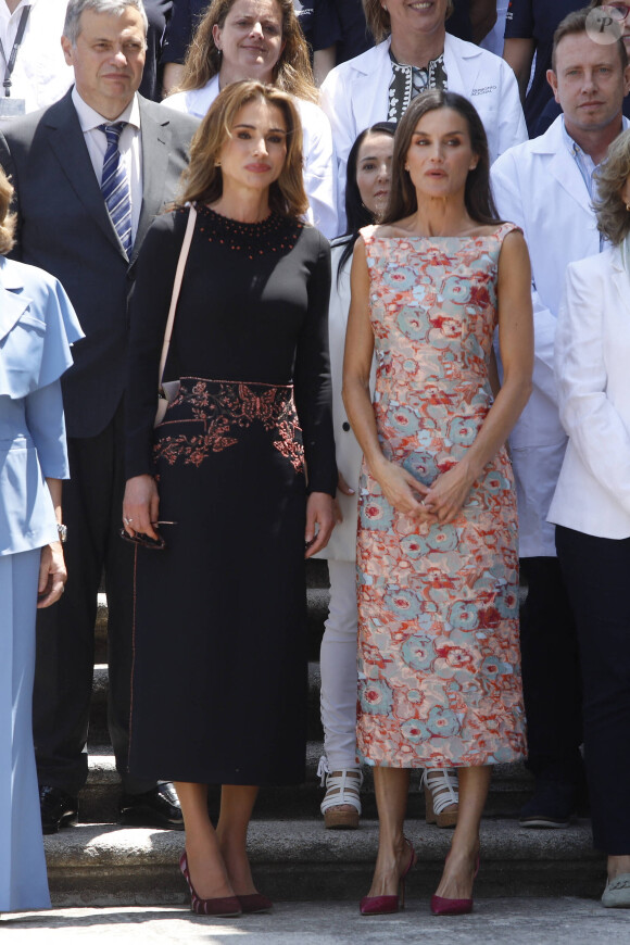 La reine Letizia d'Espagne et la reine Rania de Jordanie à leur arrivée à la visite des écoles-ateliers Patrimonio Nacional et des ateliers d'emploi au Palais Royal à Madrid, Espagne, le 19 juin 2023. 