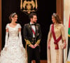 Cette année, elle a assisté aux mariages de ses deux enfants, son fils Hussein avec la belle Rajwa.
Le prince Hussein de Jordanie, Rajwa al Saif, la reine Rania de Jordanie - Les familles royales au mariage du prince Hussein de Jordanie et de Rajwa al Saif, au palais Zahran à Amman (Jordanie), le 1er juin 2023. 