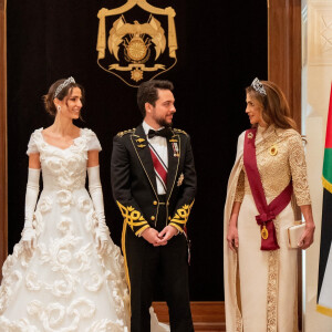 Cette année, elle a assisté aux mariages de ses deux enfants, son fils Hussein avec la belle Rajwa.
Le prince Hussein de Jordanie, Rajwa al Saif, la reine Rania de Jordanie - Les familles royales au mariage du prince Hussein de Jordanie et de Rajwa al Saif, au palais Zahran à Amman (Jordanie), le 1er juin 2023. 