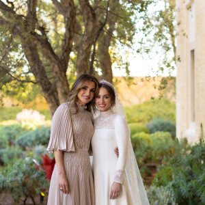 Et sa fille Iman, quelques mois plus tôt ! 
Mariage de la princesse Iman de Jordanie et de Jameel Alexander Thermiotis au palais Beit Al Urdun à Amman, le 12 mars 2023. Il s'agit du premier mariage des quatre enfants, le roi Abdallah et de la reine Rania de Jordanie. 
