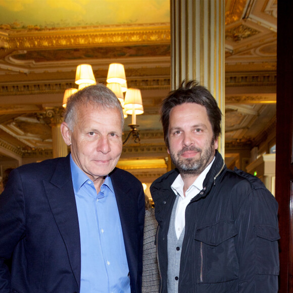 Exclusif - Patrick Poivre d'Arvor et son fils Arnaud Poivre d'Arvor - Déjeuner "Pères et fils" au Café de la Paix à Paris le 16 juin 2016. © Julio Piatti / Bestimage 