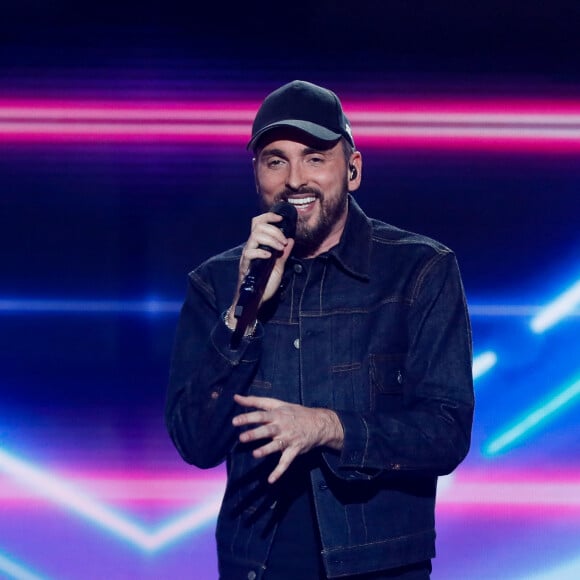 Plus épanouie, il explique que son bonheur "est d'avoir un bout de terrain, de verdure pour respirer".
Exclusif - Christophe Willem chante son tube "PS: Je t'aime" - Enregistrement de l'émission "Les 20 chansons préférées 2022", sur M6. 