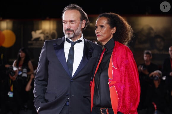 Non loin se trouvait également une autre membre de la famille, la belle-soeur de Luc Besson, Karine Silla, accompagnée de son amoureux Vincent Perez
Vincent Perez et Karine Silla lors du 80ème festival international du film de Venise, La Mostra le 31 août 2023.