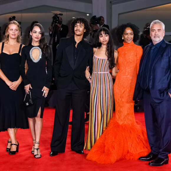 Outre ses trois enfants nés de son couple avec la productrice Virginie Silla, Thalia, Mao et Sateen, se trouvait également sa fille Shanna, dont la mère est Maïwenn
Shanna Besson, Thalia Besson, Mao Besson, Sateen Besson, Virginie Silla, Luc Besson lors du 80ème festival international du film de Venise, La Mostra le 31 août 2023. ©SGPItalia