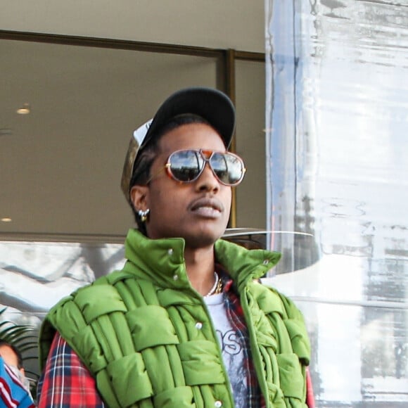 Rihanna, enceinte de son deuxième enfant et son compagnon ASAP Rocky font du shopping à Los Angeles le 15 mars 2023. 