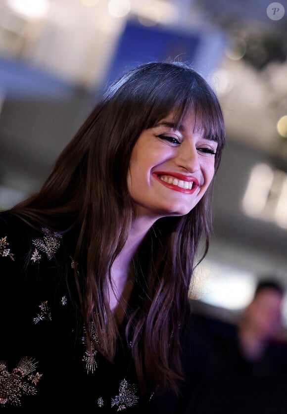 Clara Luciani au photocall de la 24ème édition des "NRJ Music Awards (NMA)" au Palais des Festivals à Cannes le 18 novembre 2022. © Dominique Jacovides / Bestimage