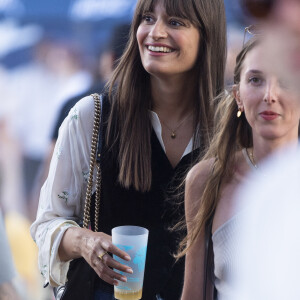 Exclusif - Clara Luciani assiste avec des amis au festival Rock en Seine (25-28 aoüt 2022) à Saint-Cloud, le 26 aoüt 2022. © Pierre Perusseau / Bestimage