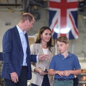 Kate Middleton tient à accompagner ses enfants, George et Charlotte, à l'école, pour leur offrir une éducation la plus "normale" possible.
Le prince William, prince de Galles, et Catherine (Kate) Middleton, princesse de Galles, avec leurs enfants le prince George de Galles, et la princesse Charlotte de Galles, lors d'une visite au Royal International Air Tattoo (RIAT) à RAF Fairford, le 14 juillet 2023. ©Bestimage