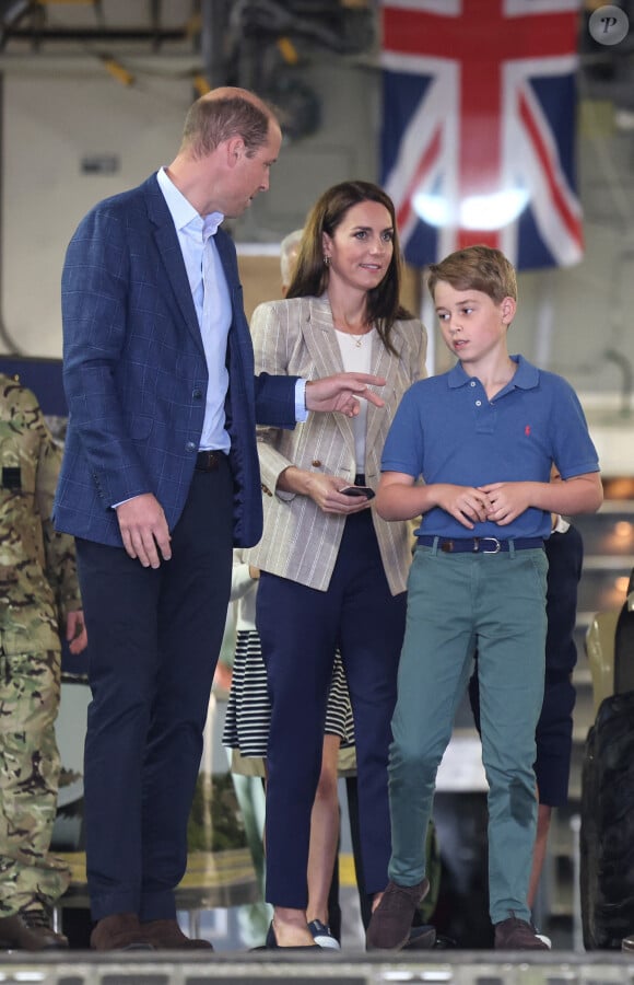 Kate Middleton tient à accompagner ses enfants, George et Charlotte, à l'école, pour leur offrir une éducation la plus "normale" possible.
Le prince William, prince de Galles, et Catherine (Kate) Middleton, princesse de Galles, avec leurs enfants le prince George de Galles, et la princesse Charlotte de Galles, lors d'une visite au Royal International Air Tattoo (RIAT) à RAF Fairford, le 14 juillet 2023. ©Bestimage