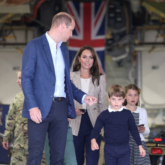 Le prince William, prince de Galles, et Catherine (Kate) Middleton, princesse de Galles, avec leurs enfants le prince George de Galles, et la princesse Charlotte de Galles, lors d'une visite au Royal International Air Tattoo (RIAT) à RAF Fairford, le 14 juillet 2023. ©Bestimage